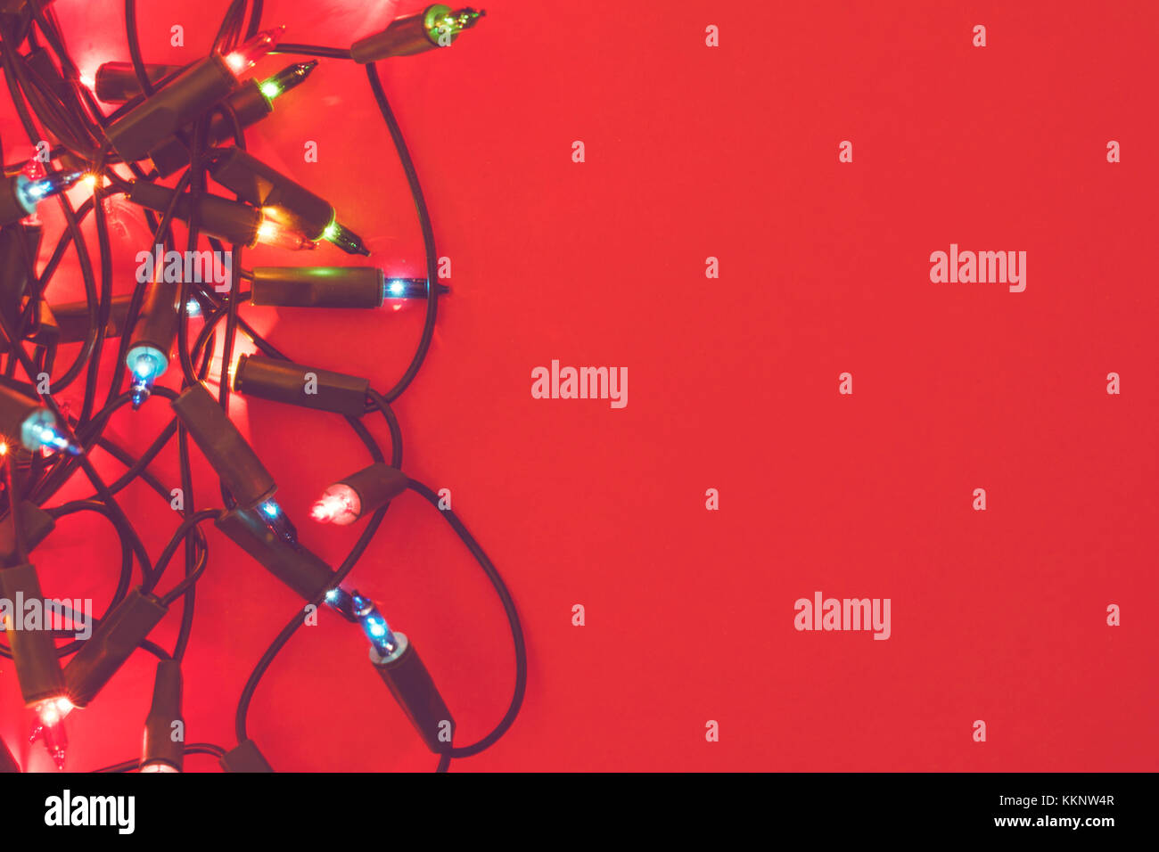Weihnachten Saison leuchtet auf rotem Hintergrund Stockfoto
