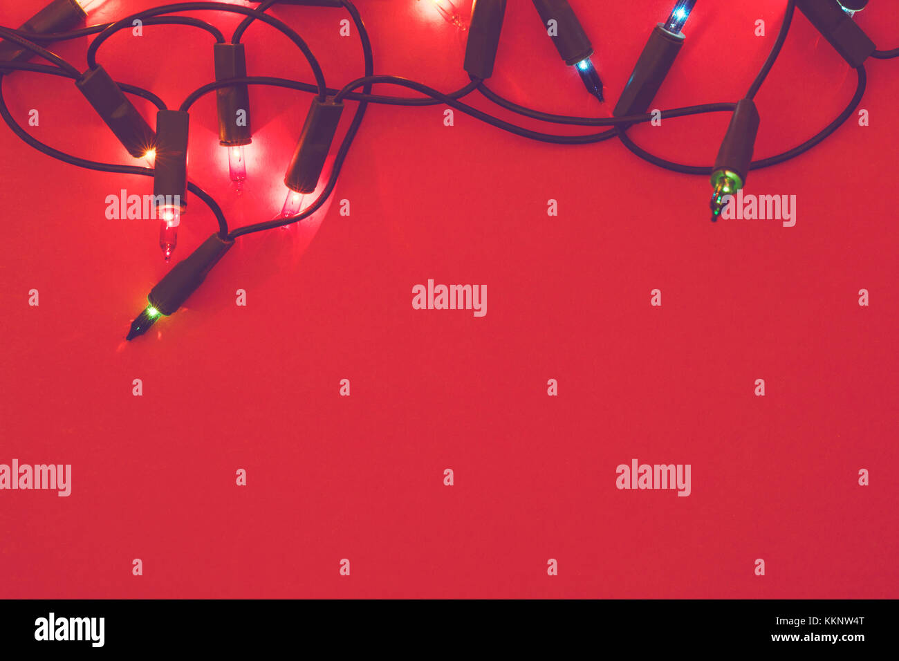 Weihnachten Saison leuchtet auf rotem Hintergrund Stockfoto