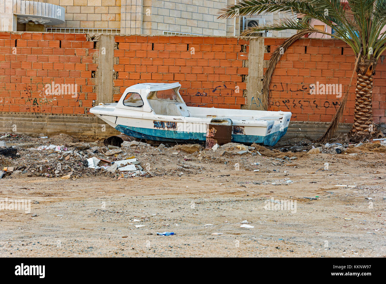 Verlassene Boot in unbebautes Grundstück in der Mitte der Stadt Jeddah einen langen Weg von jedem Körper von Wasser. Stockfoto