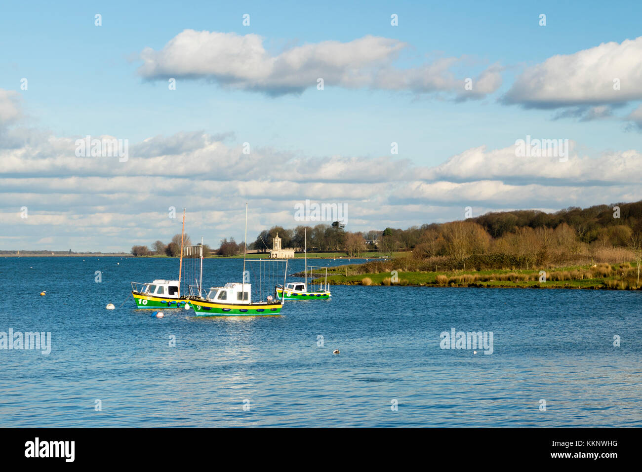 Boote, die auf Rutland Water mit Normanton Kirche im Hintergrund verankert sind Stockfoto Boote, die auf Rutland Water mit Normanton Kirche im Hintergrund verankert sind Stockfoto