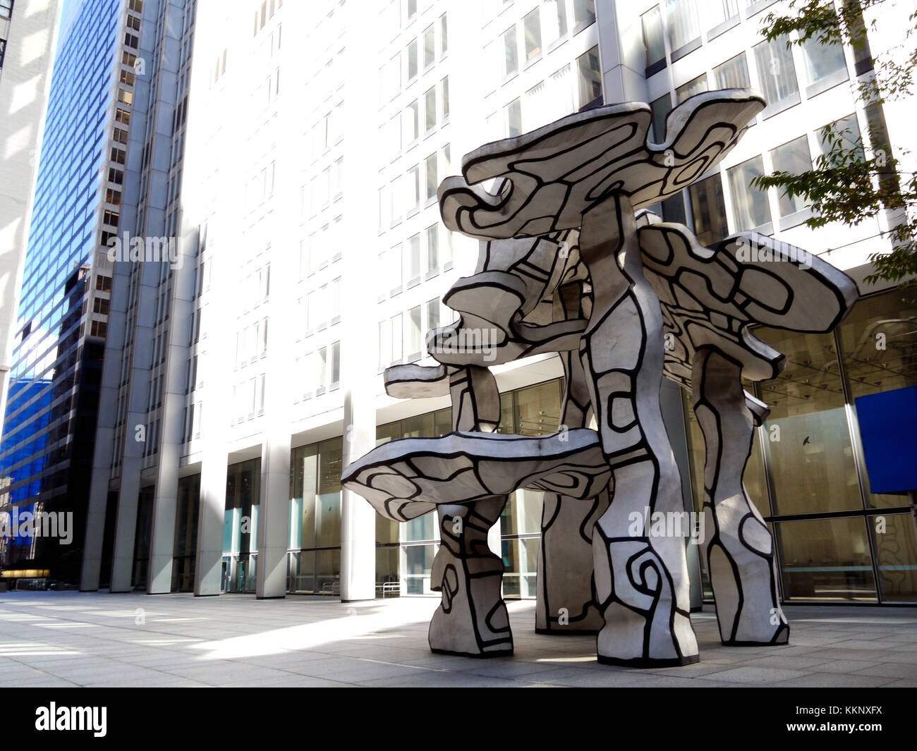 Gruppe von vier Bäumen, einem 40 Fuß-Skulptur von Jean Dubuffet, die an der Chase Manhattan Bank Plaza in Manhattan im Jahr 1972 installiert wurde. Die pi Stockfoto