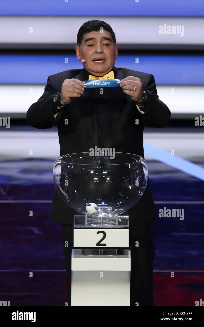 Diego Maradona zieht England aus dem Topf während der FIFA WM 2018 zeichnen im Kreml, Moskau in der Gruppe G, die enthalten sein sollen. PRESS ASSOCIATION Foto Bild Datum: Freitag, 1. Dezember 2017. Siehe PA-Geschichte FUSSBALL WM. Photo Credit: Nick Potts/PA-Kabel. Einschränkungen: Nur für den redaktionellen Gebrauch bestimmt. Keine Übertragung von Ton und bewegten Bildern. Keine Verwendung mit inoffiziellen Dritten Logos. Keine Änderung oder Einstellung von Fotografien. Stockfoto