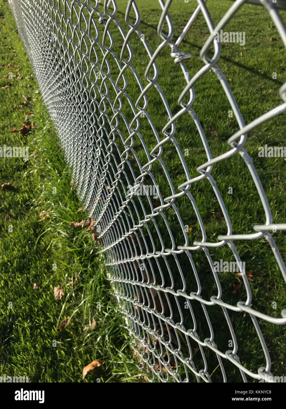 Abschnitt der Maschendrahtzaun. Stockfoto