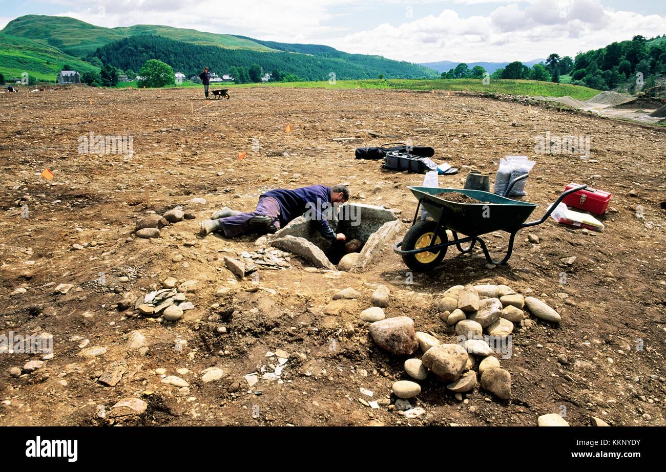 Archäologische Ausgrabung. Stein Beerdigung cist am oberen largie Holz Kreis prähistorische Stätte bei kilmartin, Argyll, Schottland Stockfoto