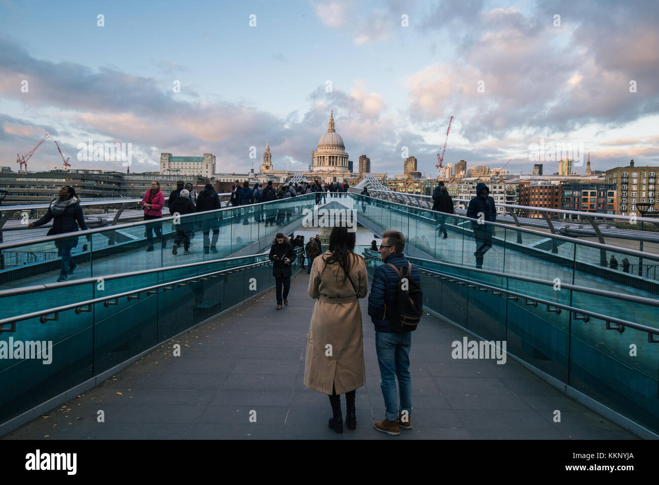 Paar auf Millennium Bridge auf Winter Skyline von London Stockfoto