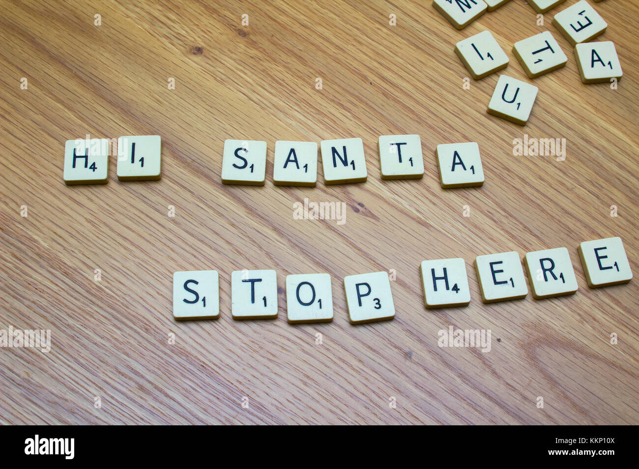 1. Dezember 2017 Elfenbein Brettspiel Buchstaben sagen Hi Santa halten Sie hier auf einer Eiche maser Hintergrund in Bangor Northern Ireland Stockfoto