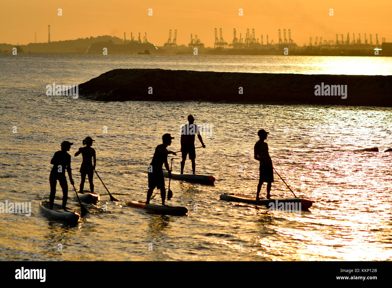 Stand Up Paddle Surfing und Stand up Paddle Boarding (SUP) Stockfoto