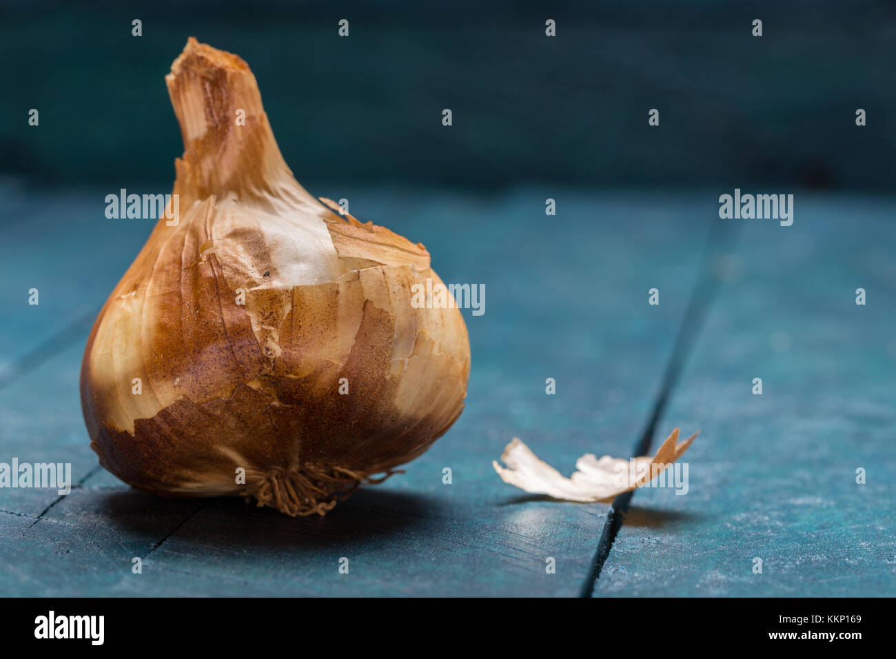 Geräuchertem Knoblauch auf Benzin - farbige Holz- Hintergrund. Stockfoto