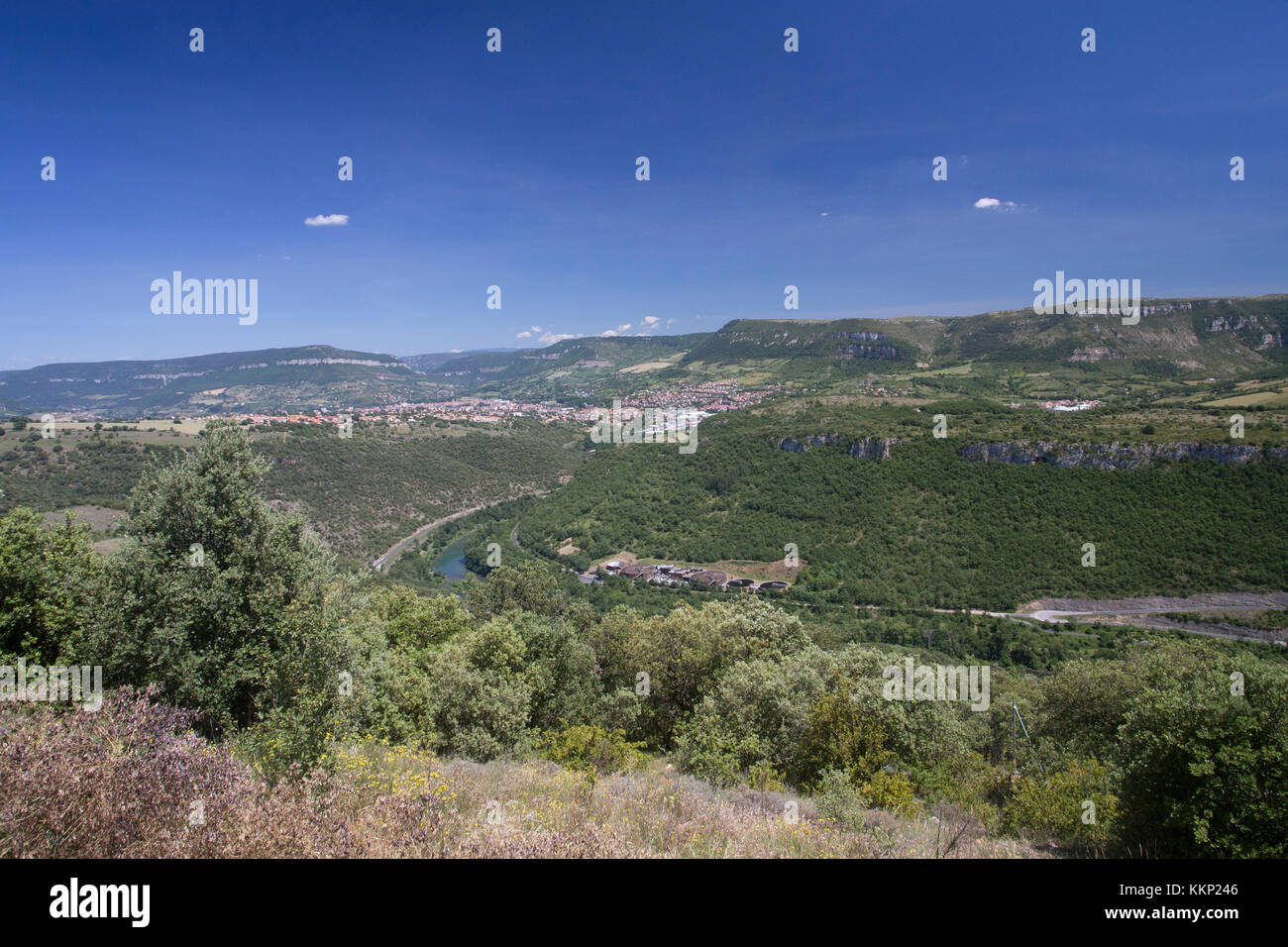 Blick vom Viadukt von Millau Millau View Point in Richtung Dorf, Frankreich Stockfoto