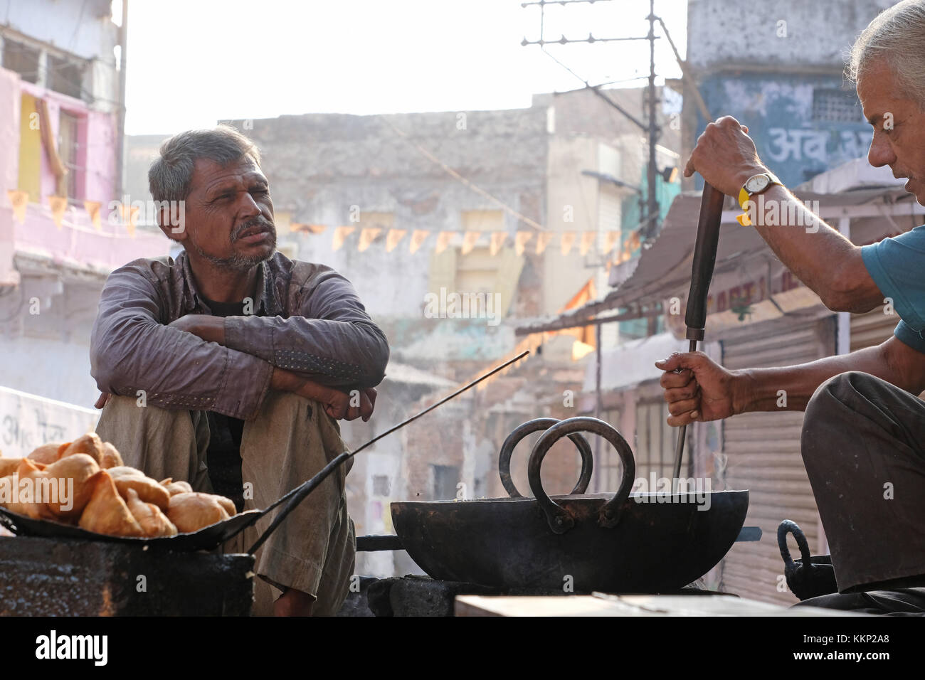 Zwei indische Männer Vorbereiten der Nahrung an einer Garküche, Bundi Indien Stockfoto