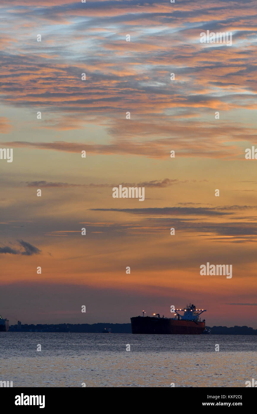 Sonnenuntergang mit solo Schiff Stockfoto
