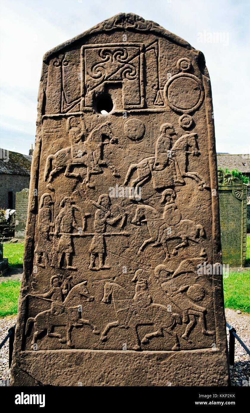 Celtic piktischen christliche Kreuz Tafel. aberlemno Kirchhof, tayside, Schottland. Piktischen Symbole und eine Schlacht Szene. Rückseite Stockfoto
