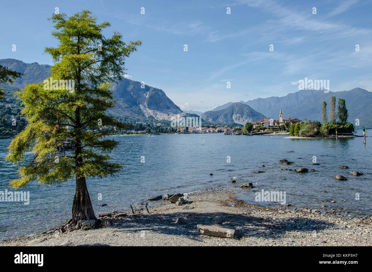 Die einzige der drei Borromäischen Inseln, die nicht durch die königliche Borromeo in Familienbesitz ist, liegt das bezaubernde und faszinierende Isola dei Pescatori. Stockfoto