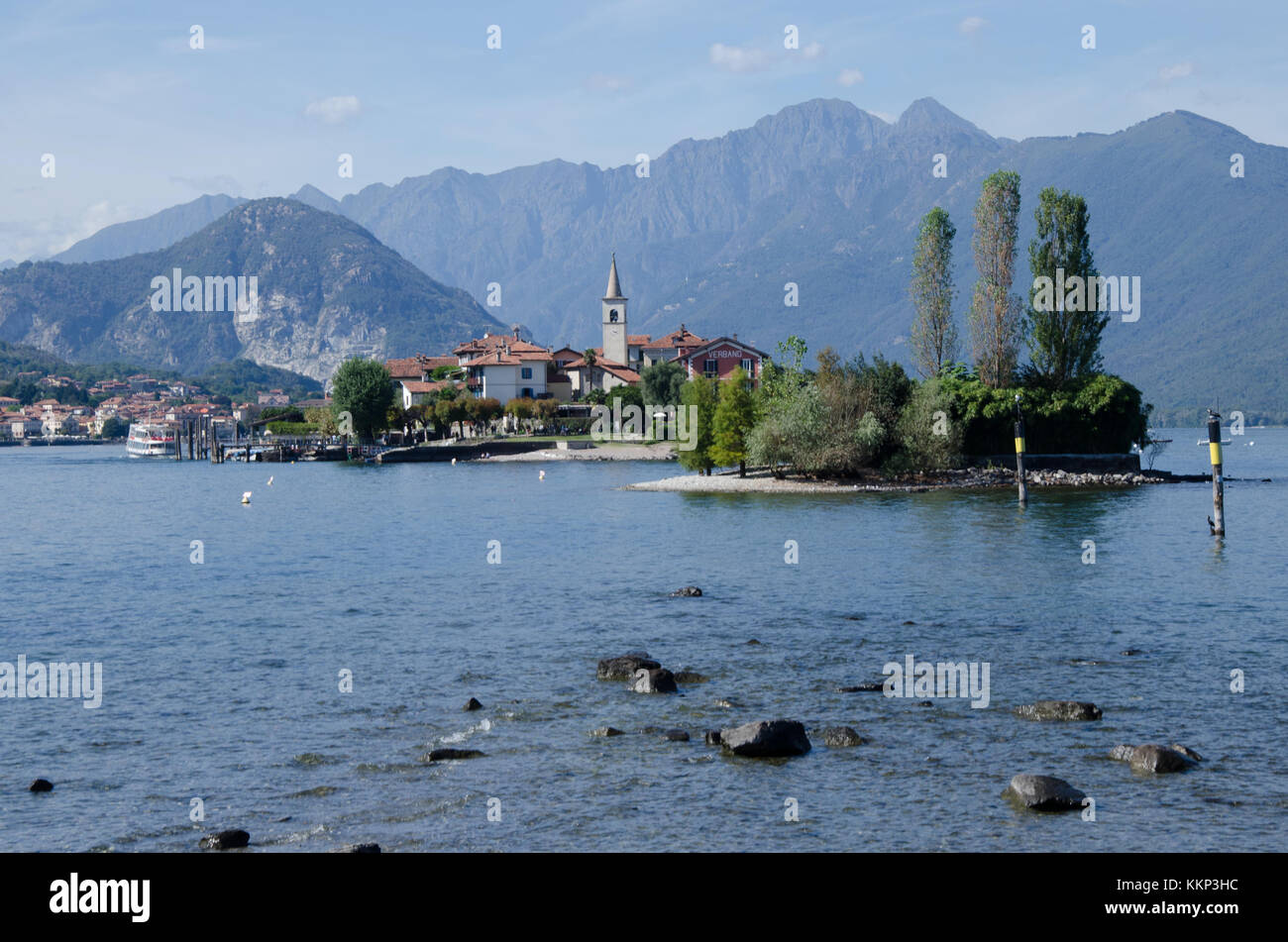 Die einzige der drei Borromäischen Inseln, die nicht durch die königliche Borromeo in Familienbesitz ist, liegt das bezaubernde und faszinierende Isola dei Pescatori. Stockfoto