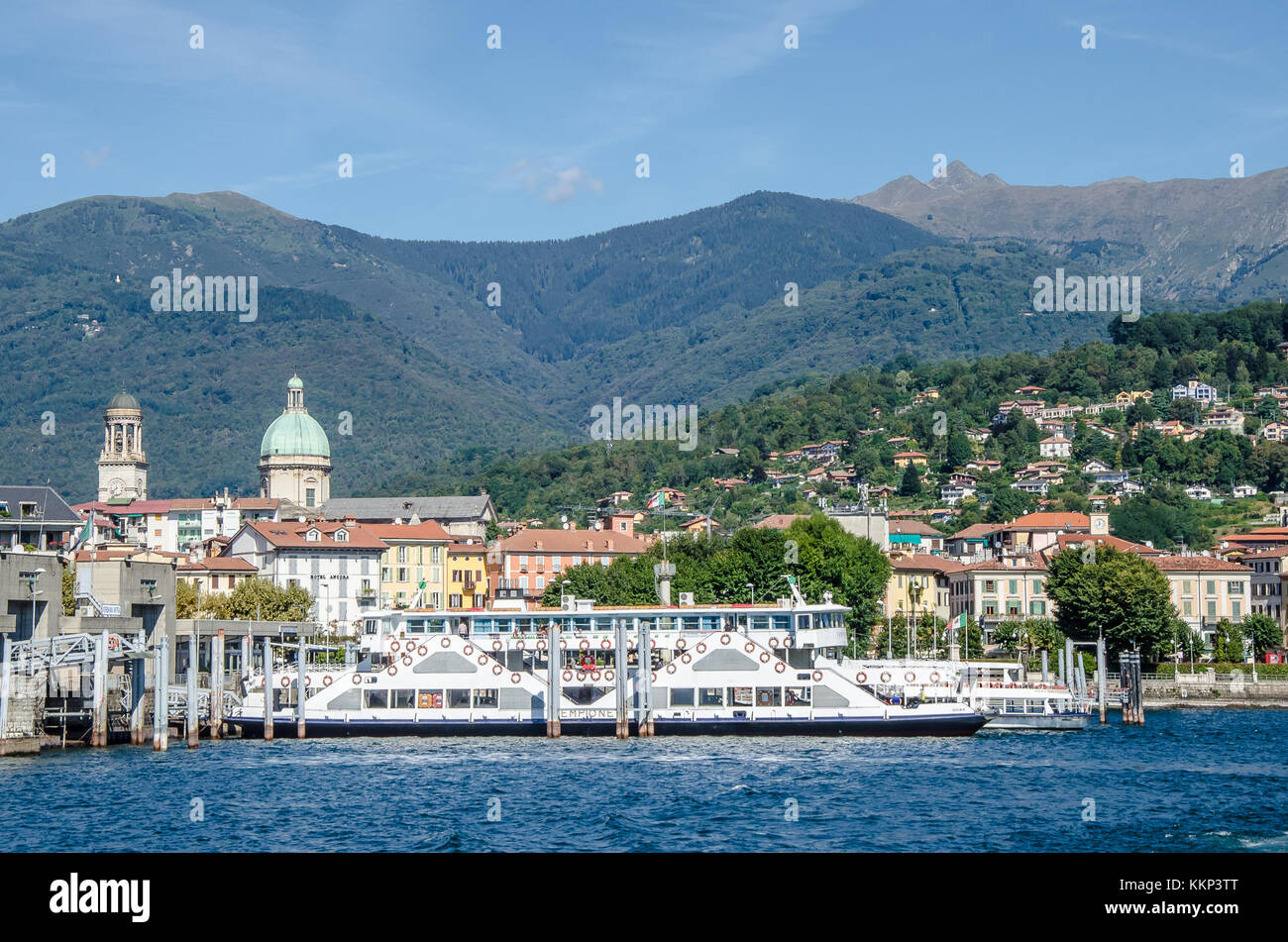 Eine der besten Möglichkeiten, den Lago Maggiore zu sehen und seine Ortschaften besuchen, ist mit dem Boot. Es bietet einen einzigartigen Ausblick auf die Landschaft vom Wasser anstatt der Straße. Stockfoto