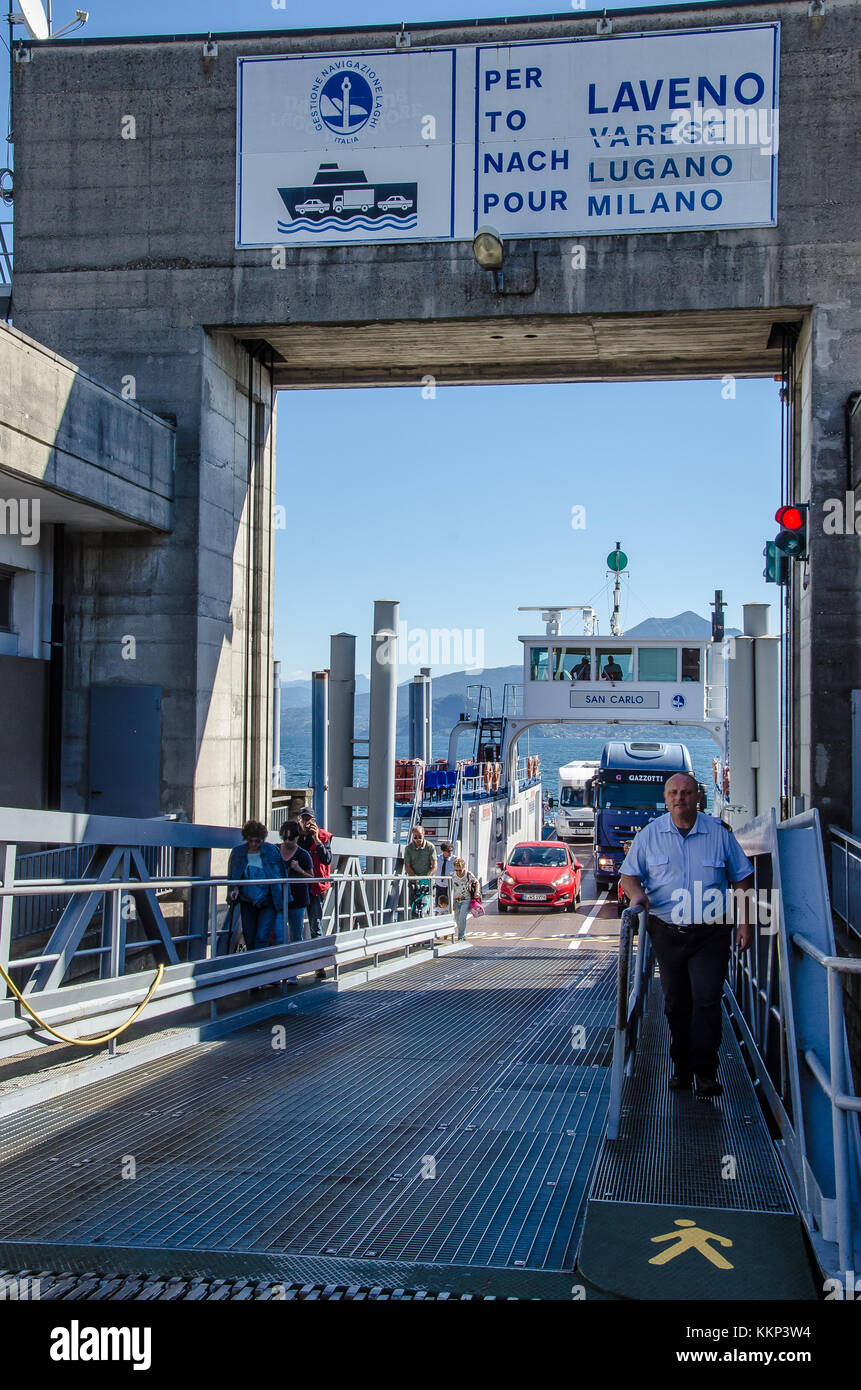 Eine der besten Möglichkeiten, den Lago Maggiore zu sehen und seine Ortschaften besuchen, ist mit dem Boot. Es bietet einen einzigartigen Ausblick auf die Landschaft vom Wasser anstatt der Straße. Stockfoto