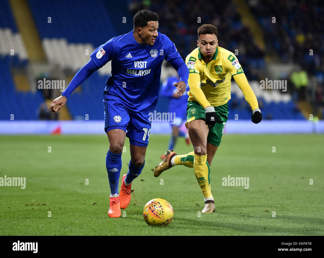 Nathaniel Mendez-Laing (links) von Cardiff City und Josh Murphy von Norwich City kämpfen während des Sky Bet Championship-Spiels im Cardiff City Stadium in Cardiff um den Ball. PRESSEVERBAND Foto Datum: Freitag, 1. Dezember 2017. Siehe PA Geschichte FUSSBALL Cardiff. Bildnachweis sollte lauten: Simon Galloway/PA Wire. RESTICTIONS: Keine Verwendung mit nicht autorisierten Audio-, Video-, Daten-, Regal-Listen, Club/Liga-Logos oder „Live“-Diensten. Online-in-Match-Nutzung auf 75 Bilder beschränkt, keine Videoemulation. Keine Verwendung in Wetten, Spielen oder Veröffentlichungen für einzelne Vereine/Vereine/Vereine/Spieler. Stockfoto