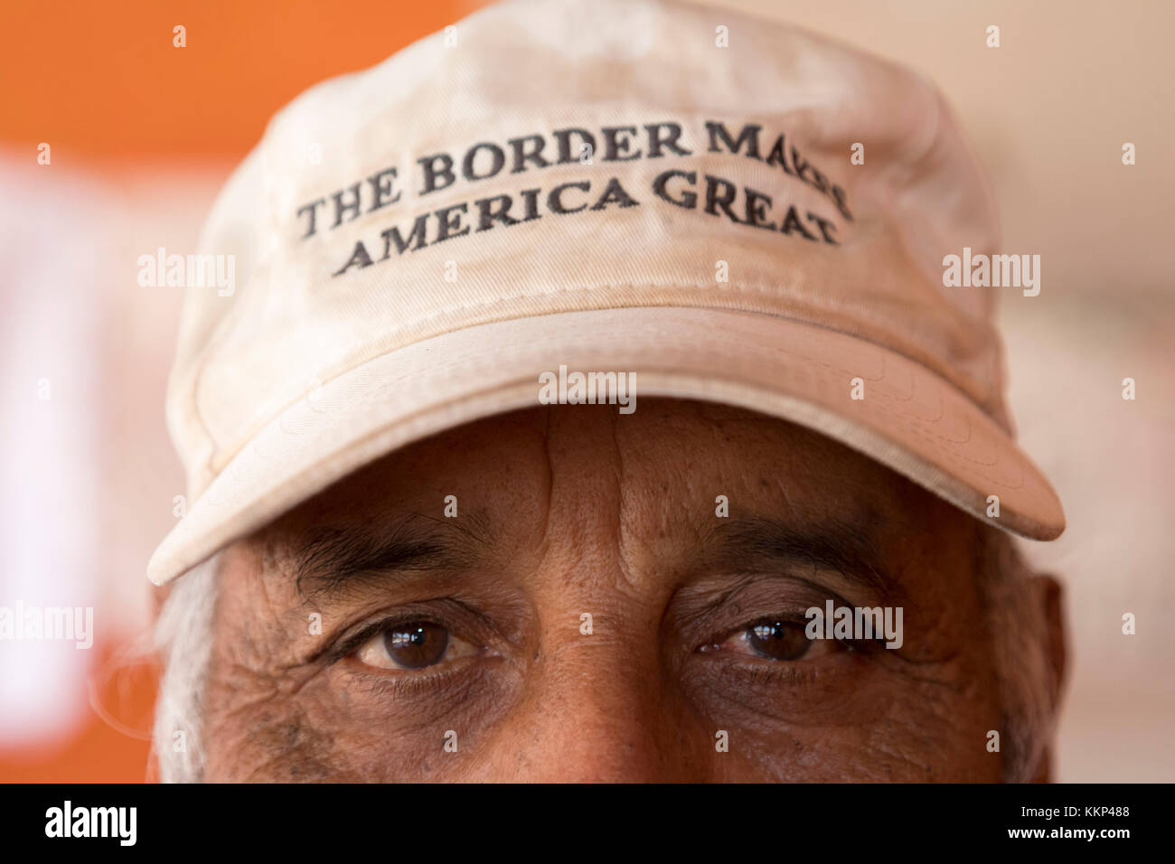 Boquillas del Carmen, Coahuila, Mexiko - Esteban oö±ate trägt eine Kappe, die sagt, "die Grenze macht Amerika große." Oö±ate ist ein Reiseleiter in dem kleinen b Stockfoto