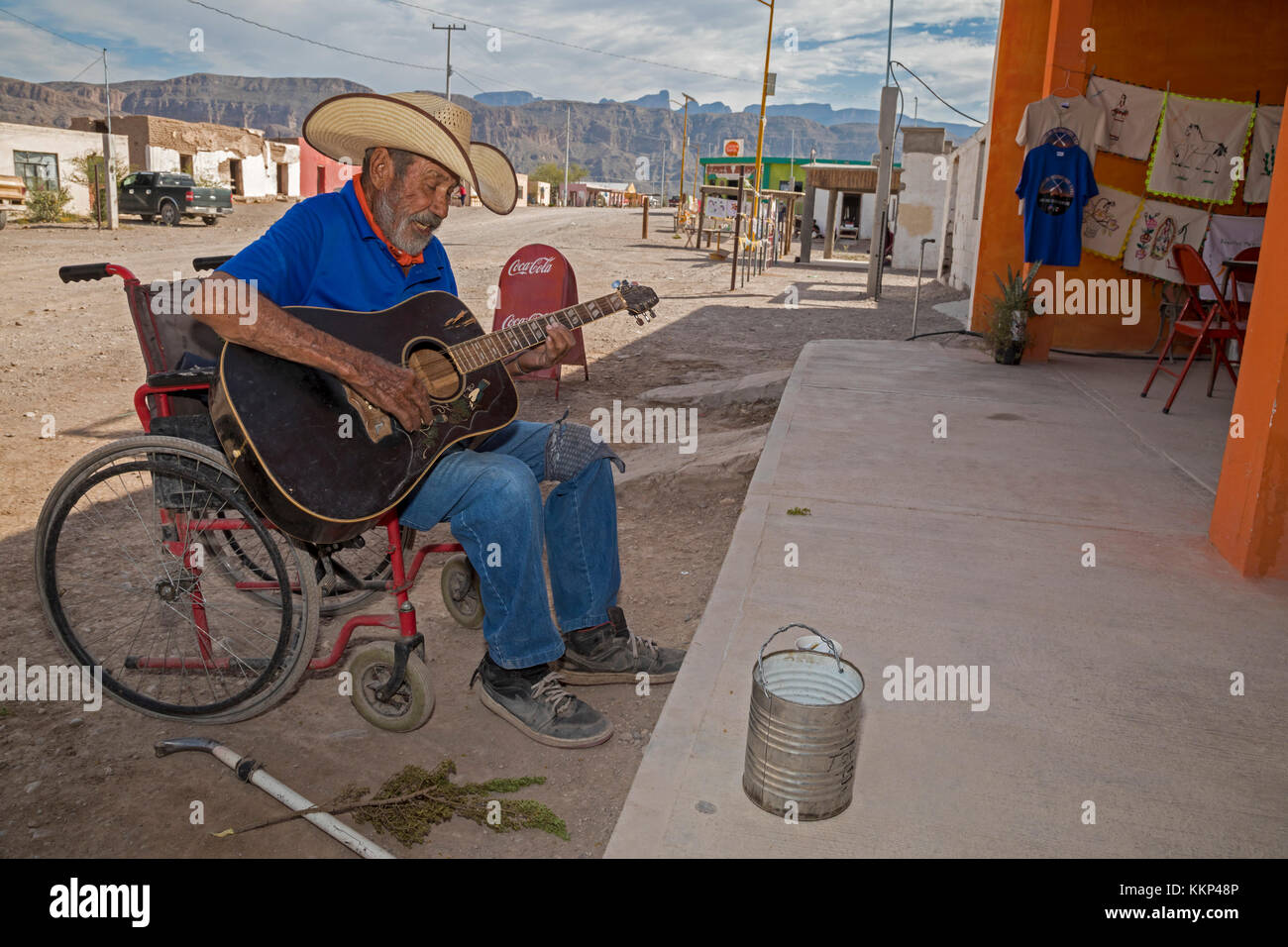 Boquillas del Carmen, Coahuila, Mexiko - ein Mann im Rollstuhl spielt eine Gitarre, in der Hoffnung auf Tipps von Touristen. Die kleine Grenzstadt boquillas ist po Stockfoto