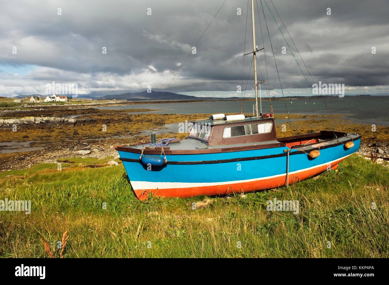Angeln, Boot und Ferienhäuser auf der Insel von Berneray im Sound von Harris zwischen North Uist und Harris. Äußeren Hebriden, Schottland Stockfoto