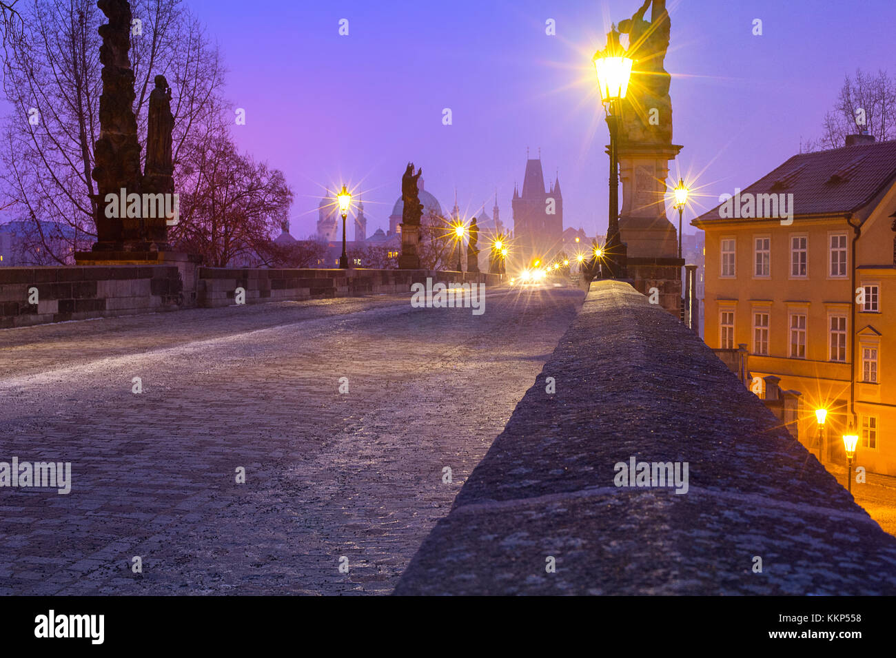 Sonnenaufgang auf der Karlsbrücke im Winter in Prag. Stockfoto