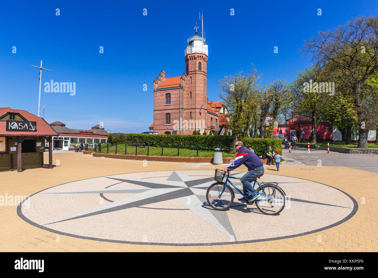 Rose der Winde auf einem Platz vor dem Leuchtturm in der Stadt Ustka über der Ostsee, Pommersche Woiwodschaft Polens Stockfoto