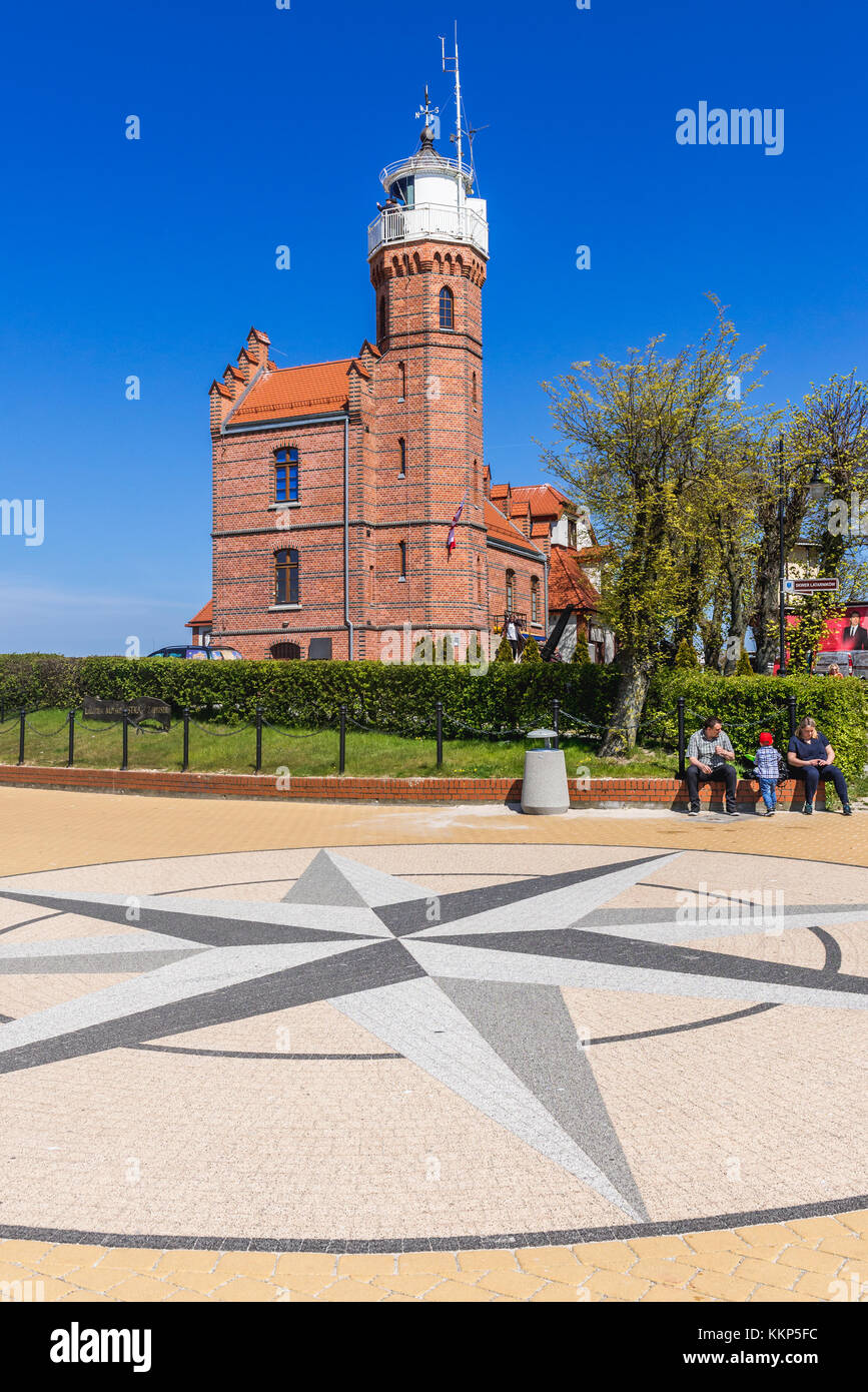 Rose der Winde auf einem Platz vor dem Leuchtturm in der Stadt Ustka über der Ostsee, Pommersche Woiwodschaft Polens Stockfoto