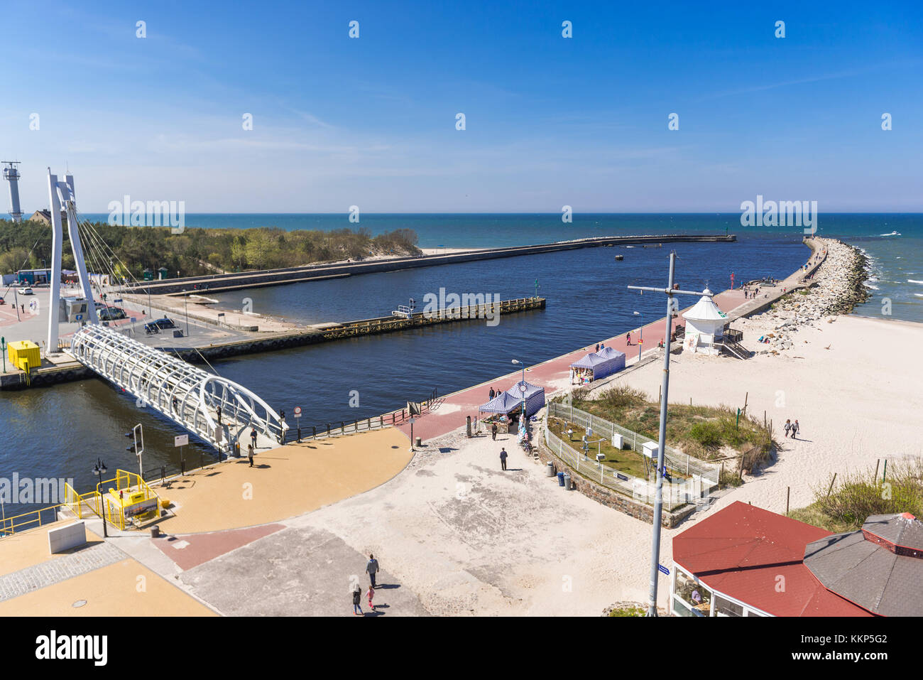 Blick vom Leuchtturm auf eine moderne bewegliche Fußgängerbrücke über die Mündung des Flusses Slupia in der Stadt Ustka über die Ostsee, Pommersche Woiwodschaft Polen Stockfoto