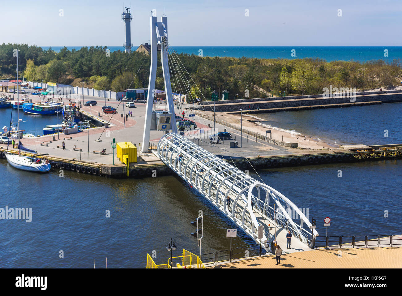 Blick vom Leuchtturm auf eine moderne bewegliche Fußgängerbrücke über die Mündung des Flusses Slupia in der Stadt Ustka über die Ostsee, Pommersche Woiwodschaft Polen Stockfoto