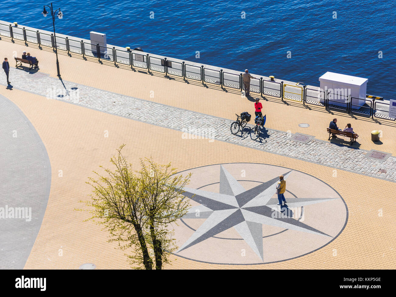 Die Rose der Winde auf einem Bürgersteig vom Leuchtturm in der Stadt Ustka, Pommersche Woiwodschaft von Polen gesehen Stockfoto