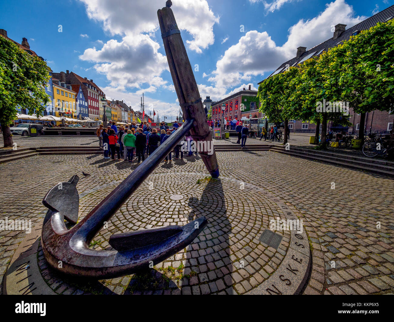 Boote und Menschen rund um den Nyhavn, Kopenhagen im Sommer.. Stockfoto