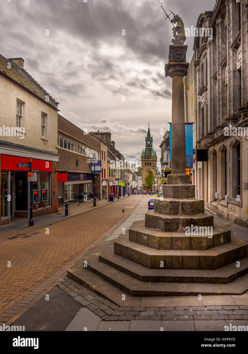 Stadtzentrum von Dunfermline, Schottland nach dem Geschäfte geschlossen haben. Stockfoto