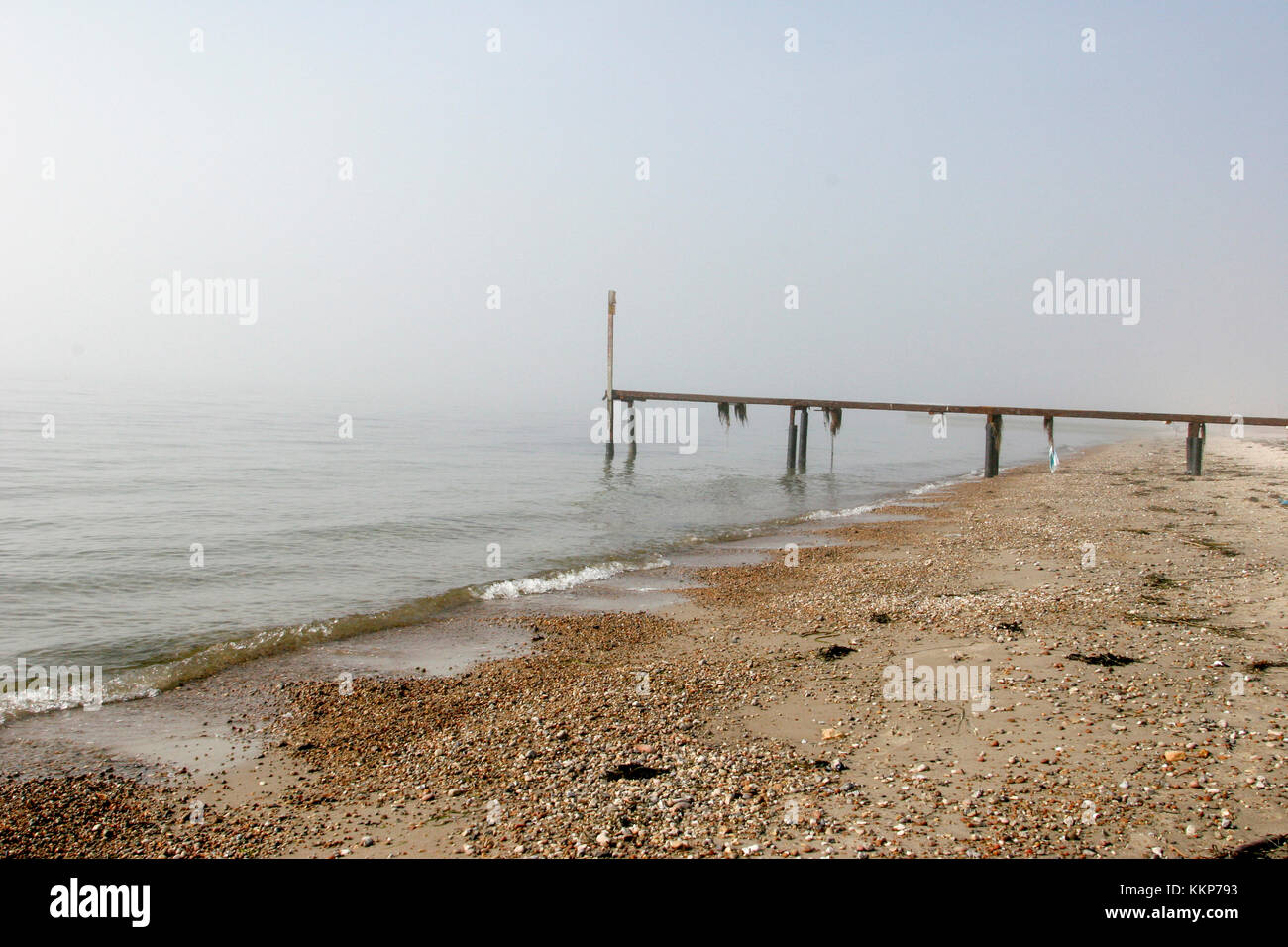 Bootsanleger im Nebel an der Küste von skåne in Helsingborg Stockfoto