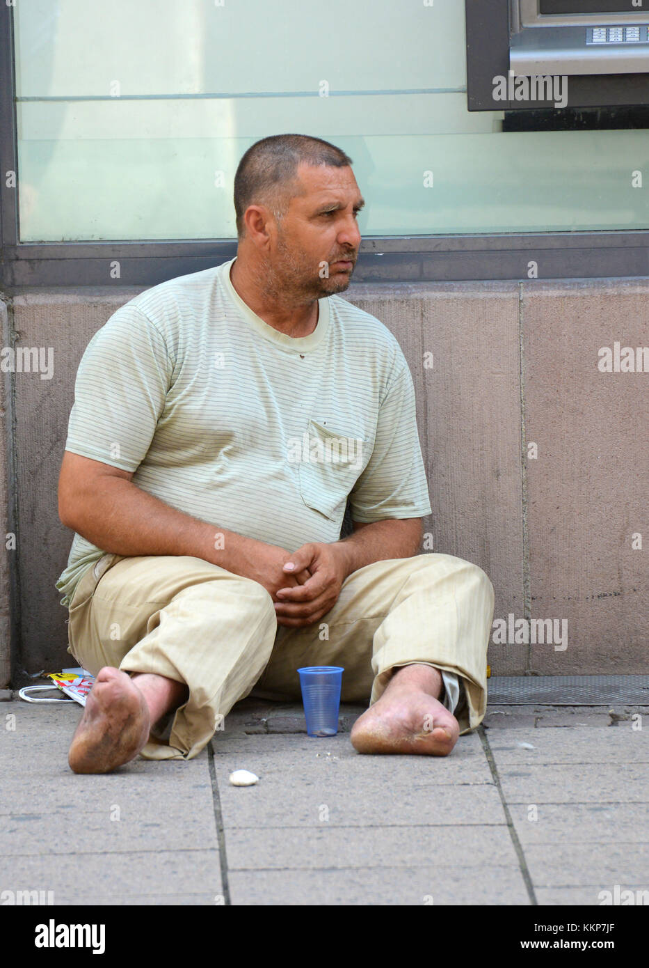 Straßburg, Frankreich, 7. Juli 2012: eine behinderte Person bittet um Geld in der Nähe des Geldautomaten. Nur redaktionell. Stockfoto