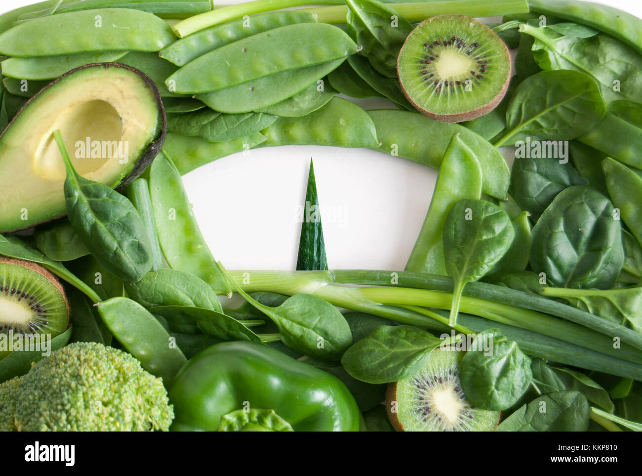 Personenwaage aus Obst und Gemüse Stockfoto