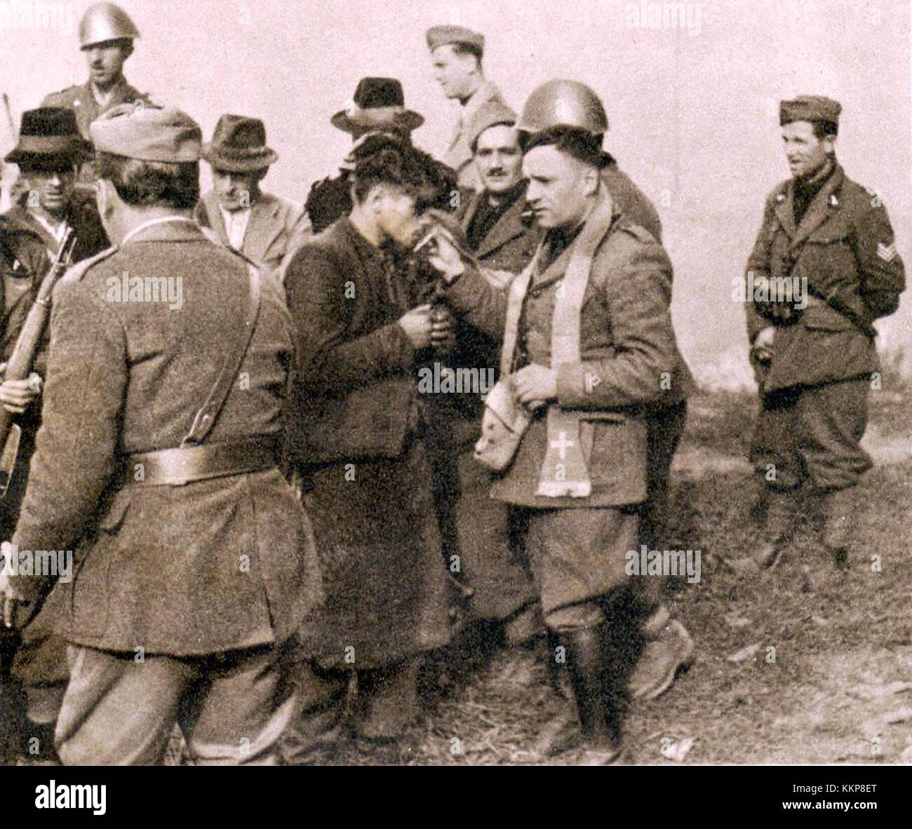 Duhovnik daje talcu zadnje zakramente ist eine religiöse Tradition, in der ein Priester die letzten Riten an einen Sterbenden ausübt. Dieses Ritual ist ein wichtiges Sakrament in vielen christlichen Konfessionen, das den spirituellen Übergang des Einzelnen kennzeichnet. Stockfoto
