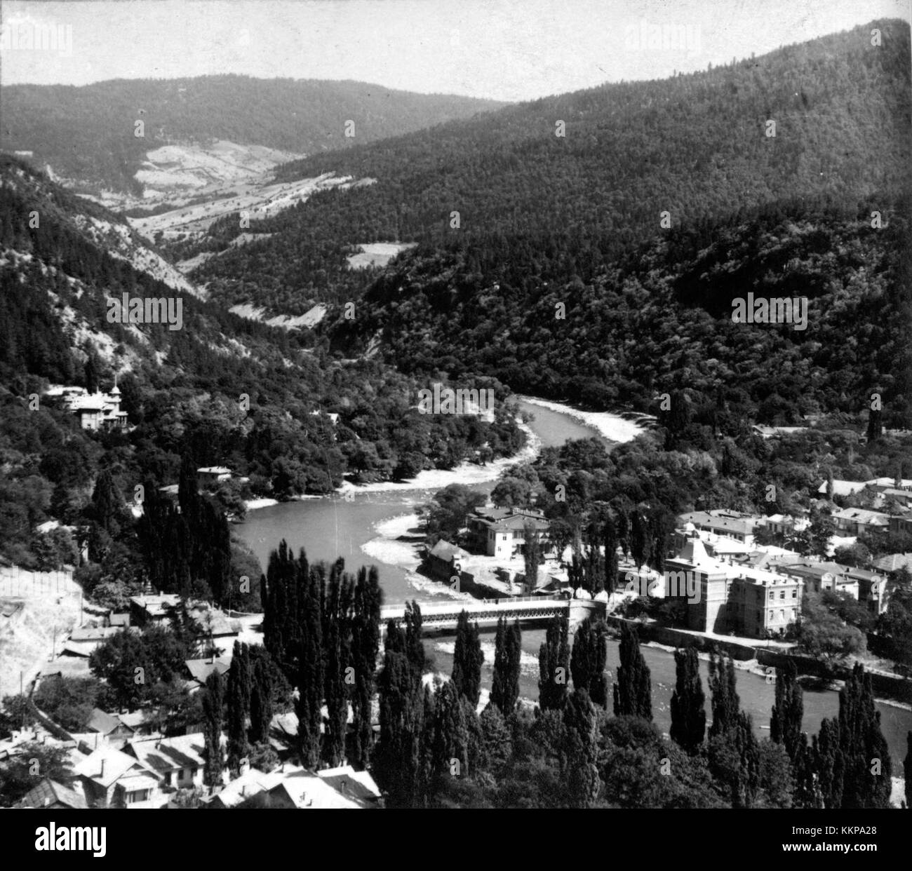 Dieser Panoramablick fängt die malerische Schönheit von Borzhom, Georgia, vom Torskii-Plateau aus ein. Borzhom ist bekannt für seine üppige Landschaft und ist berühmt für seine Mineralwässer und seine malerische Umgebung. Stockfoto