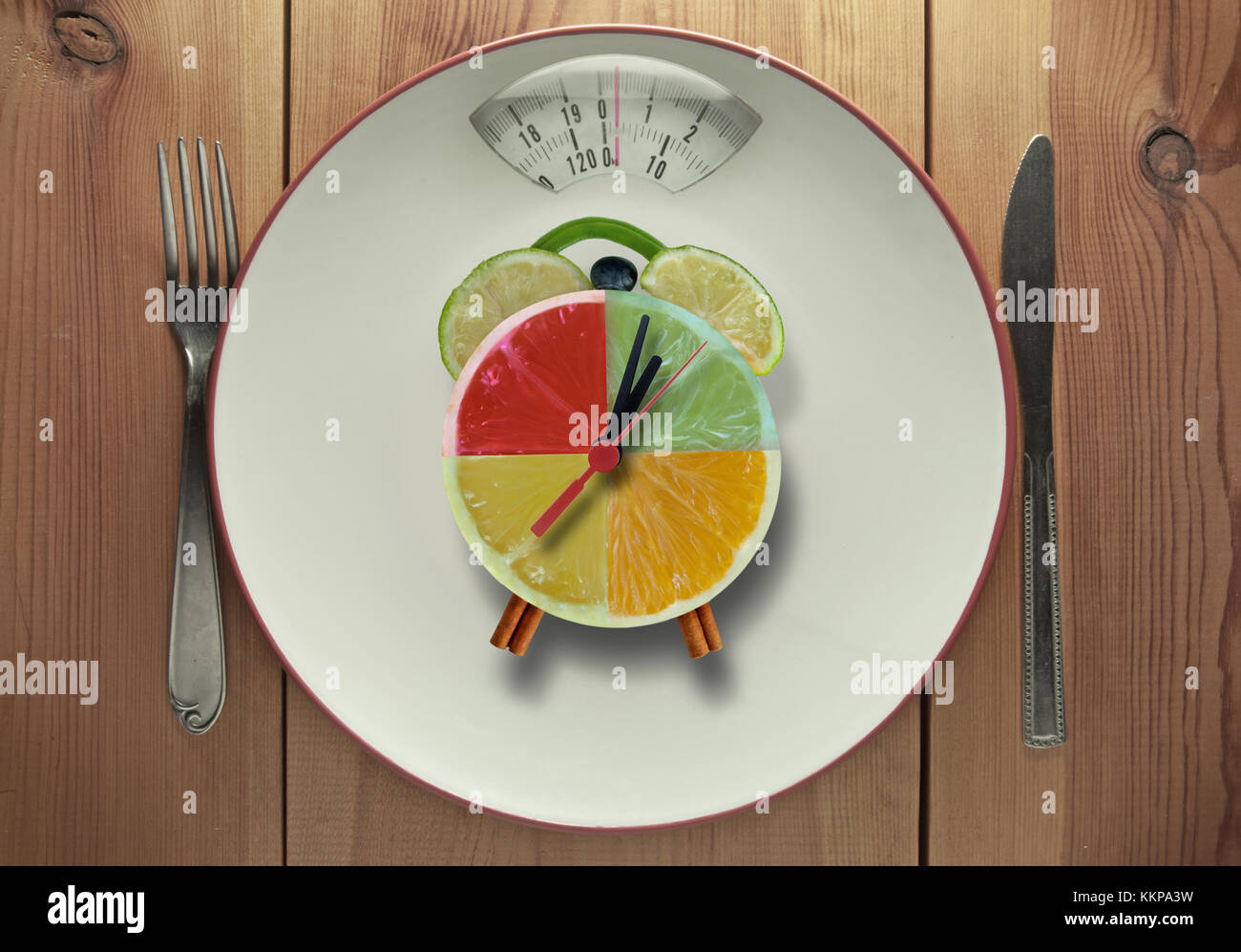 Platte mit Waage eine Uhr aus Obst Stockfoto