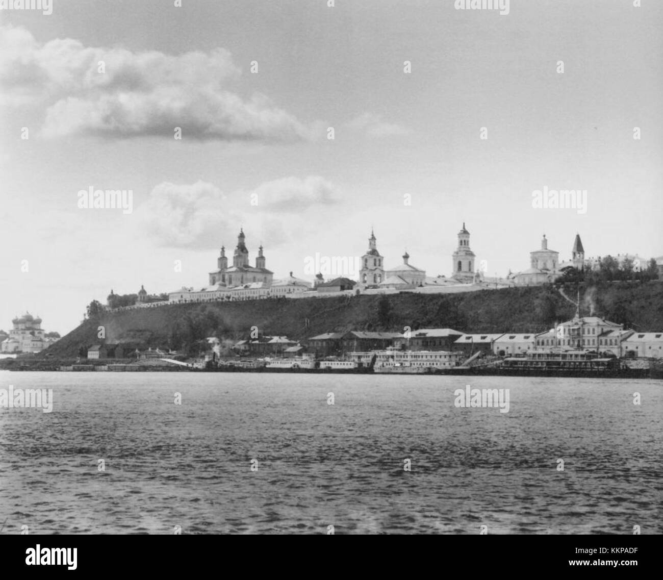 Fotografie eines Motorrads Vyatka Lobovikov 1116, eines Motorrads aus der Sowjetzeit, das in den 1960er Jahren hergestellt wurde und sein klassisches Design und seine Technik zeigt. Stockfoto