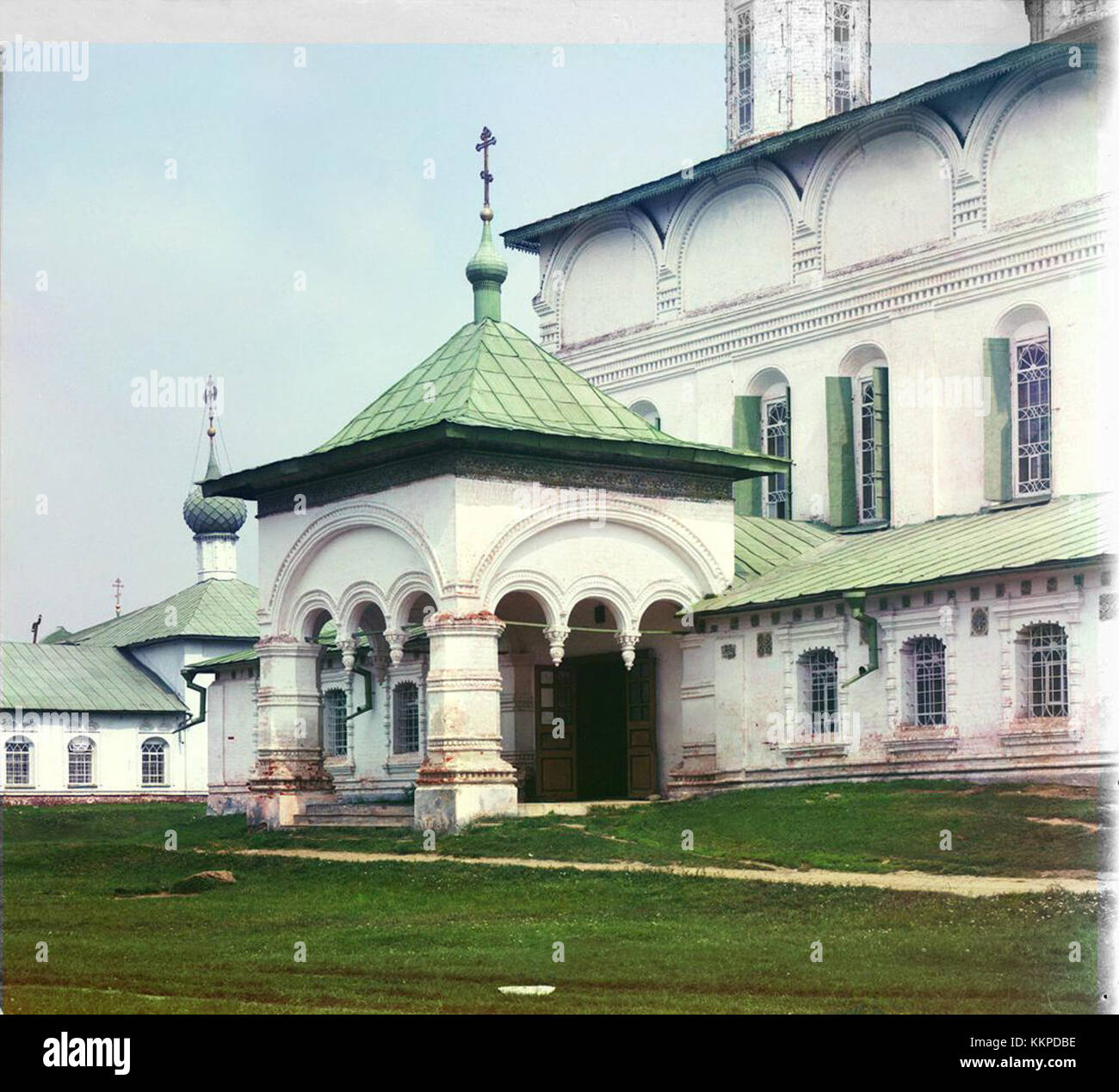 Ein Foto von Prokudin Gorski, das die westliche Veranda der Kirche der Fjodorowskaja Mutter Gottes darstellt und deren architektonische Details hervorhebt. Stockfoto