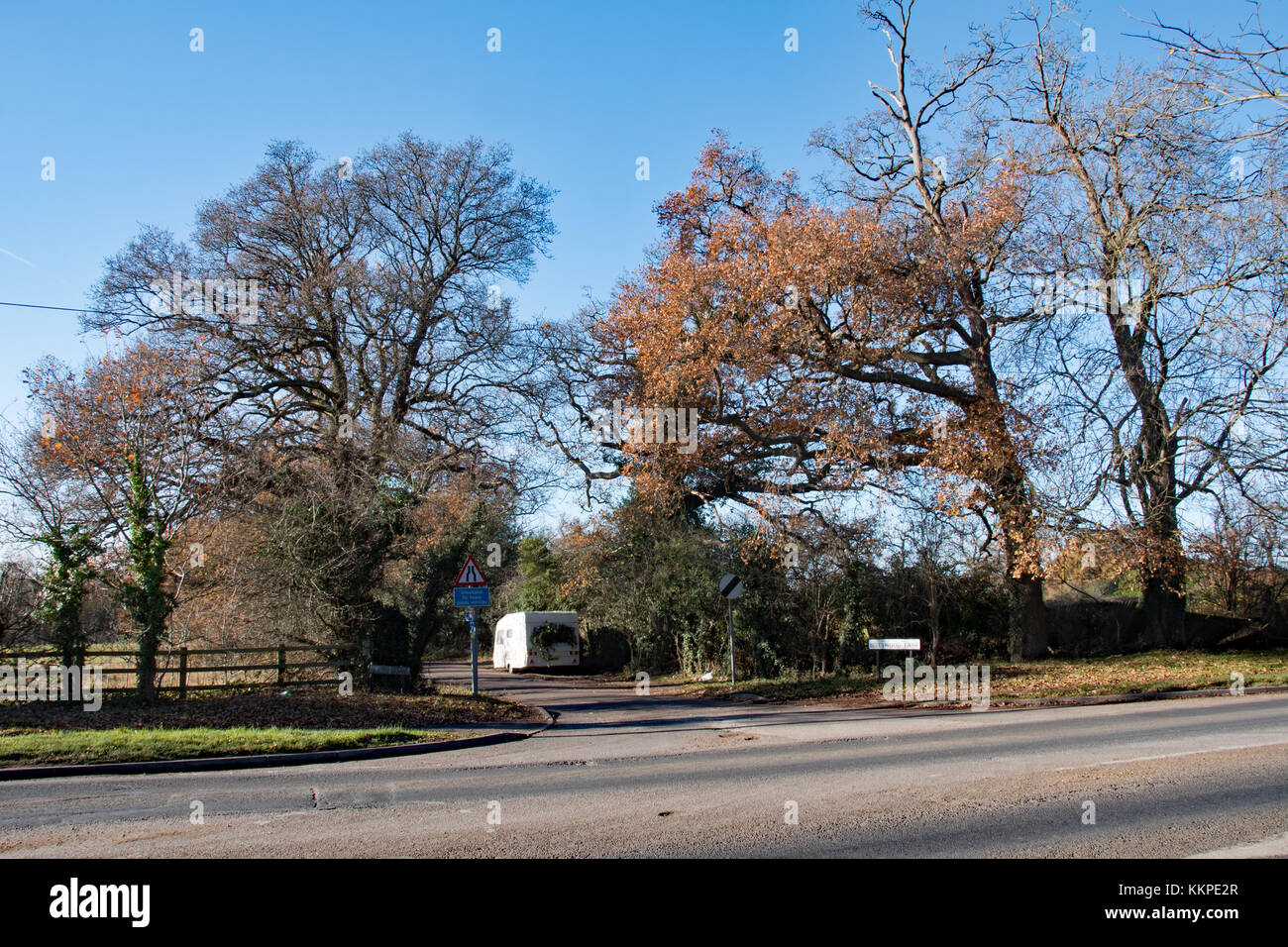 Eine reisende Karawane mit Gartenabfällen geladen ist im grünen Gassen von Buckinghamshire entleert. Stockfoto