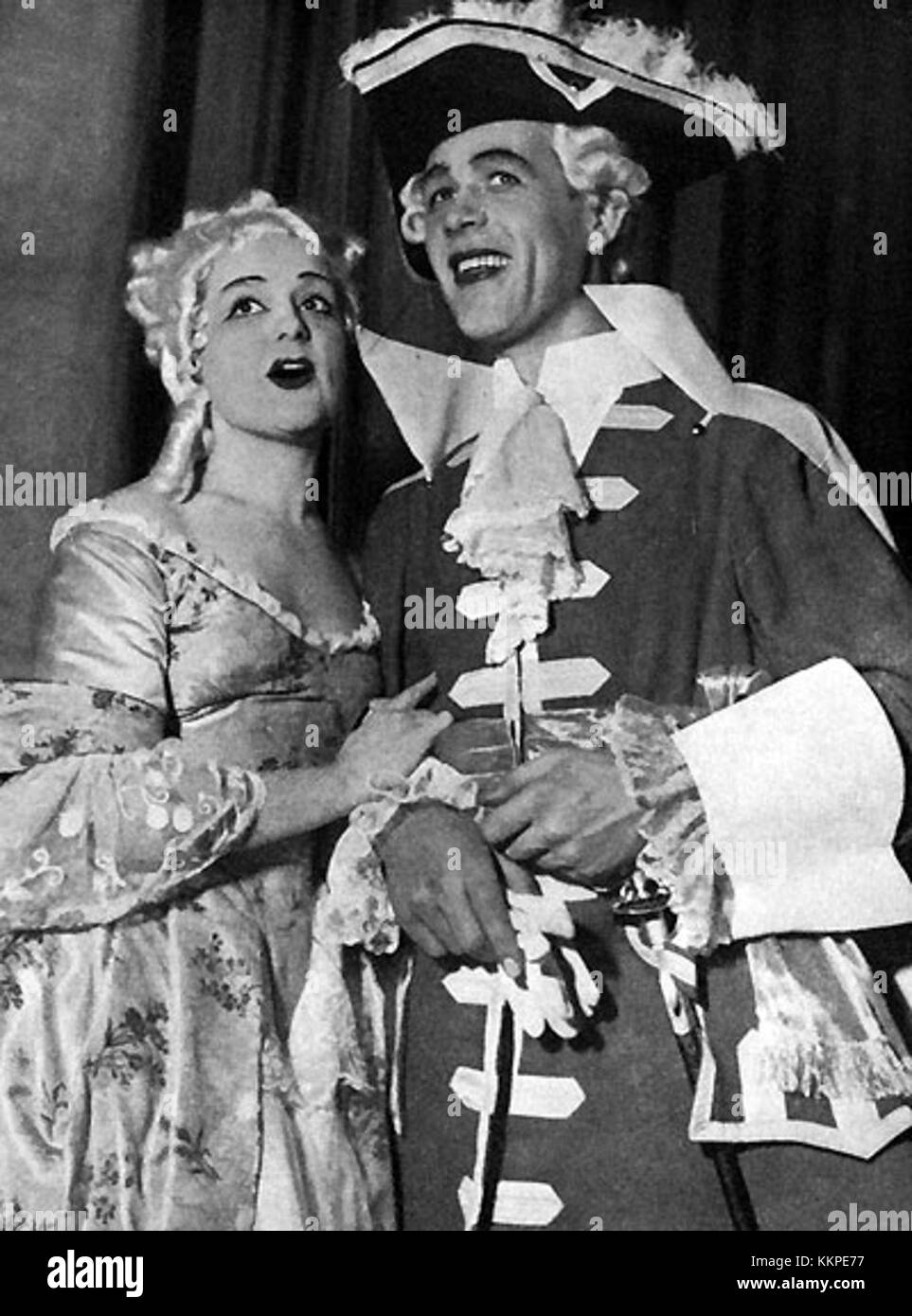 COSI Fan tutte ist eine komödiantische Oper von Wolfgang Amadeus Mozart, die 1790 uraufgeführt wurde. Es erforscht Themen wie Liebe, Treue und menschliche Natur durch eine Reihe von romantischen und emotionalen Verstrickungen. Stockfoto