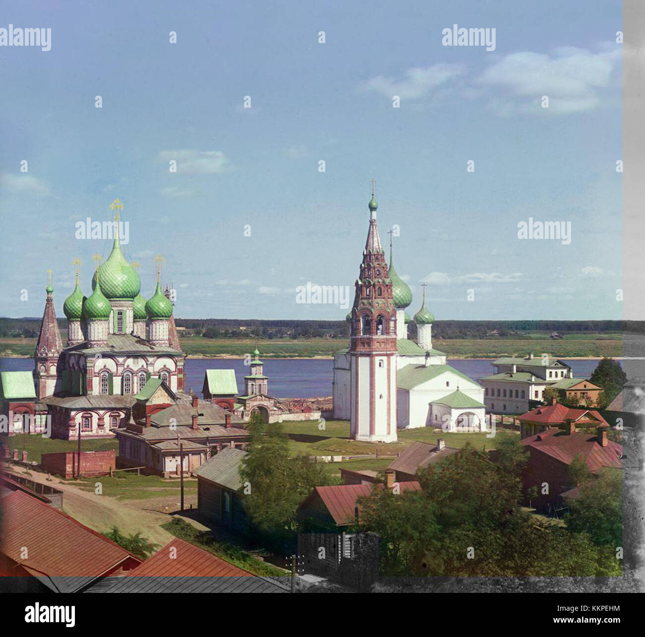 Das Ensemble der Kirchen in Korovniki, das vom Fotografen Prokudin-Gorski aufgenommen wurde, zeigt eine bedeutende Sammlung religiöser Strukturen aus dem frühen 20. Jahrhundert in Russland, die den architektonischen Stil und das spirituelle Leben der Zeit widerspiegeln. Stockfoto