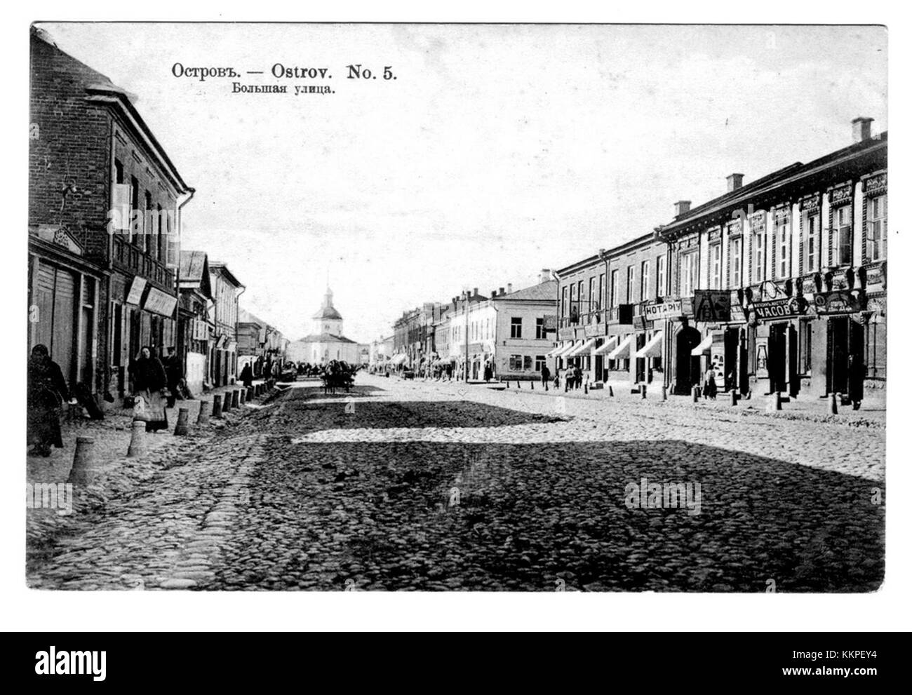 Ein historisches Foto von Ostrov, einer Stadt in Russland, aufgenommen vor 1917, das die architektonische und kulturelle Umgebung der damaligen Zeit zeigt. Stockfoto