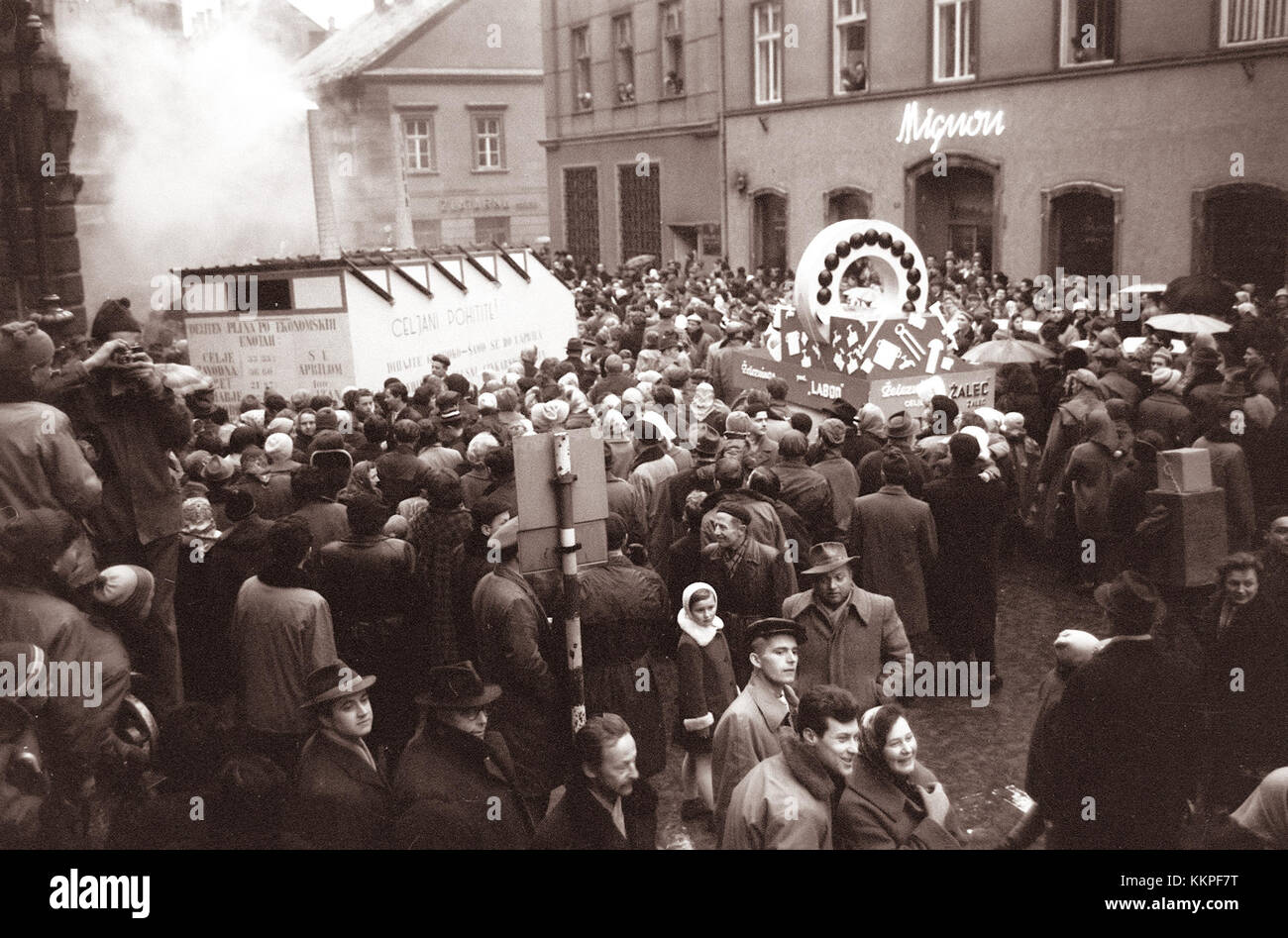 Dieses Foto aus dem Jahr 1962 zeigt die Straßen der Stadt, die fast mit neugierigen Menschen überfüllt sind. Das Bild fängt einen bedeutenden Moment im gesellschaftlichen und städtischen Leben der Zeit ein. Stockfoto