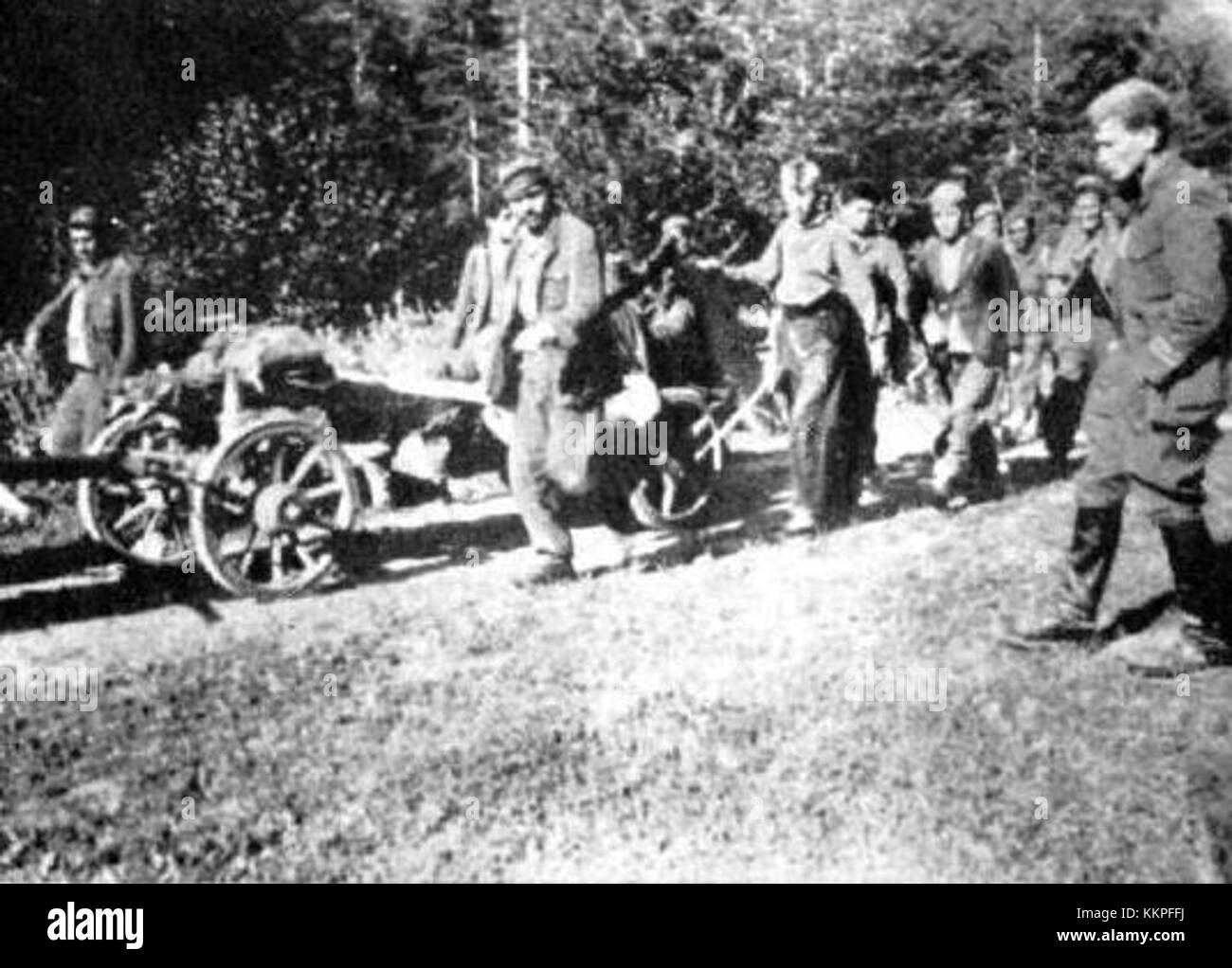 Ein Foto aus dem russischen Bataillon im Jahr 1944, das einen wichtigen Moment oder eine Szene aus dem Ereignis zeigt. Das Bild zeigt einen historischen Moment aus den Aktionen der battalionâ während des Zweiten Weltkriegs und stellt einen visuellen Kontext für die damaligen militärischen Operationen dar. Stockfoto