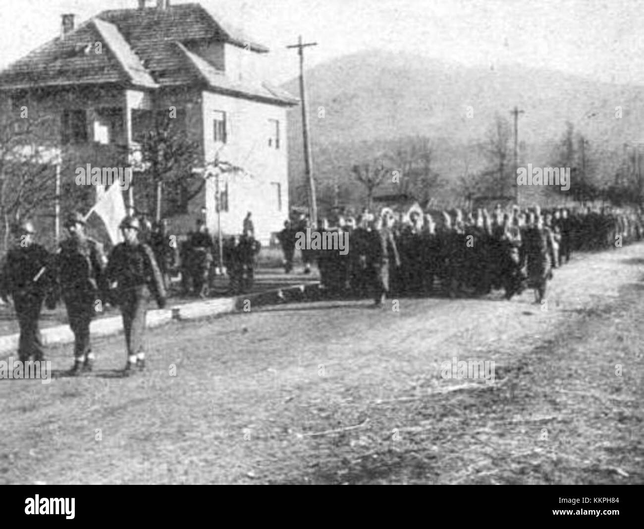 Die Domobranska Parada in Ribnica bezieht sich auf ein historisches Ereignis, das in Ribnica, Slowenien, stattfand. Es ist ein bedeutender Moment in der Vergangenheit des Landes, der oft mit Kriegsereignissen oder politischen Bewegungen in Verbindung steht. Die Parade zeigt typischerweise historische Nachstellungen und Darstellungen der Kultur- oder Militärgeschichte. Diese Veranstaltung ist ein wichtiger Aspekt des lokalen Erbes und erinnert an die vergangenen Ereignisse und bewahrt die kulturellen Traditionen in Slowenien. Stockfoto