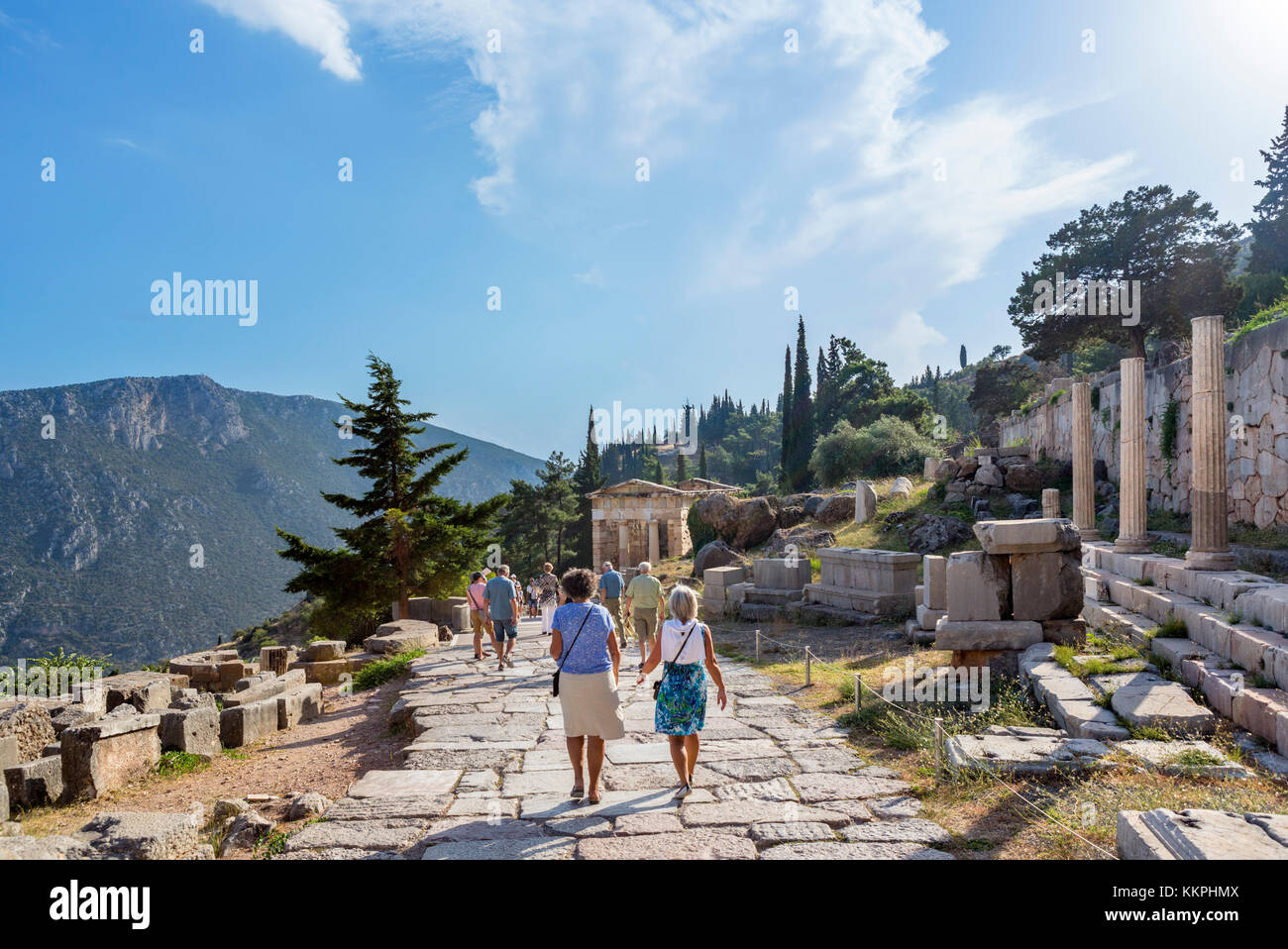 Touristen auf einem Pfad durch die antiken Ruinen von Delphi, Griechenland Stockfoto