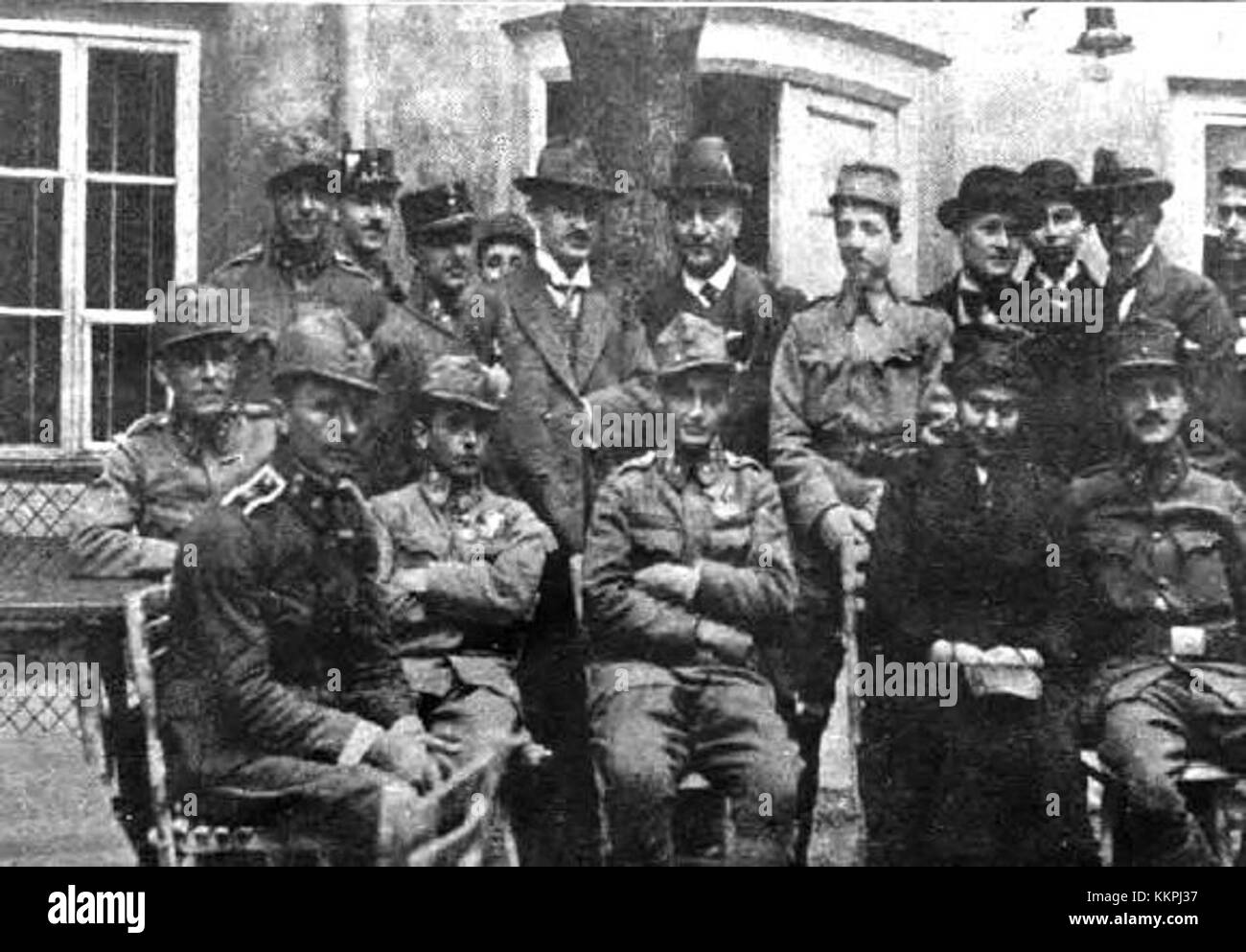 Dieses historische Bild fängt das Sestanek Slovencev im Schwarzenberg Inn in Dornbach, Wien, im Frühjahr 1918 ein und spiegelt die kulturelle und soziale Atmosphäre der damaligen Zeit wider. Stockfoto