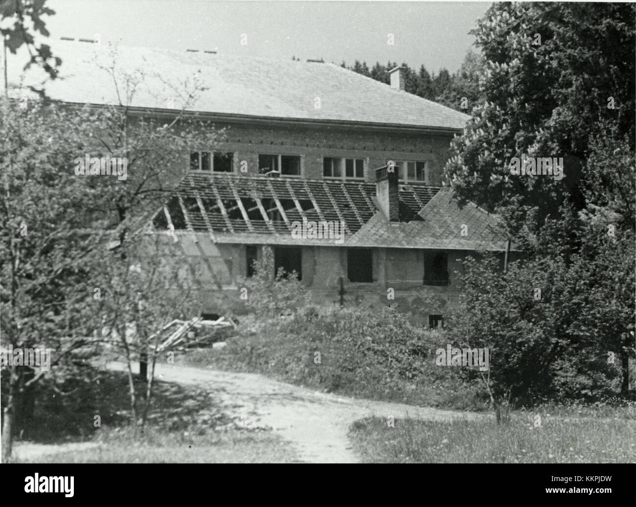 Der Bau des Gymnasiums in Ravna, der die alte edle Wäscherei ersetzte, markiert 1950 einen bedeutenden Wandel in der Bildungsinfrastruktur der Region. Stockfoto